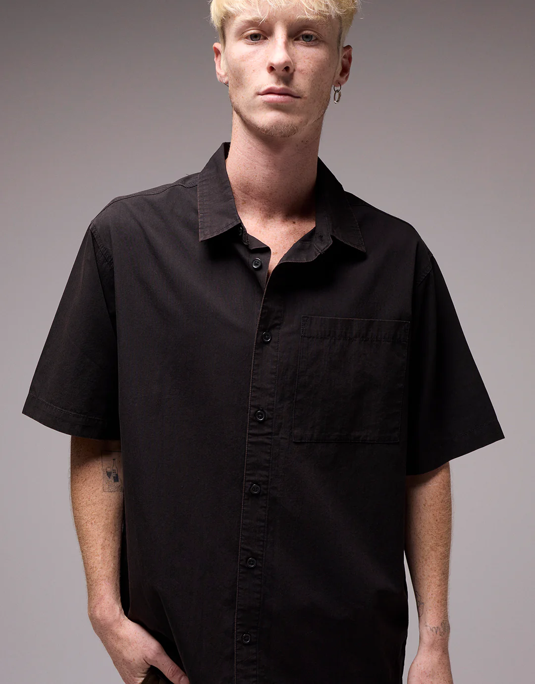 Vivian Shunning Short Sleeve Shirt - Washed Black - Image 3