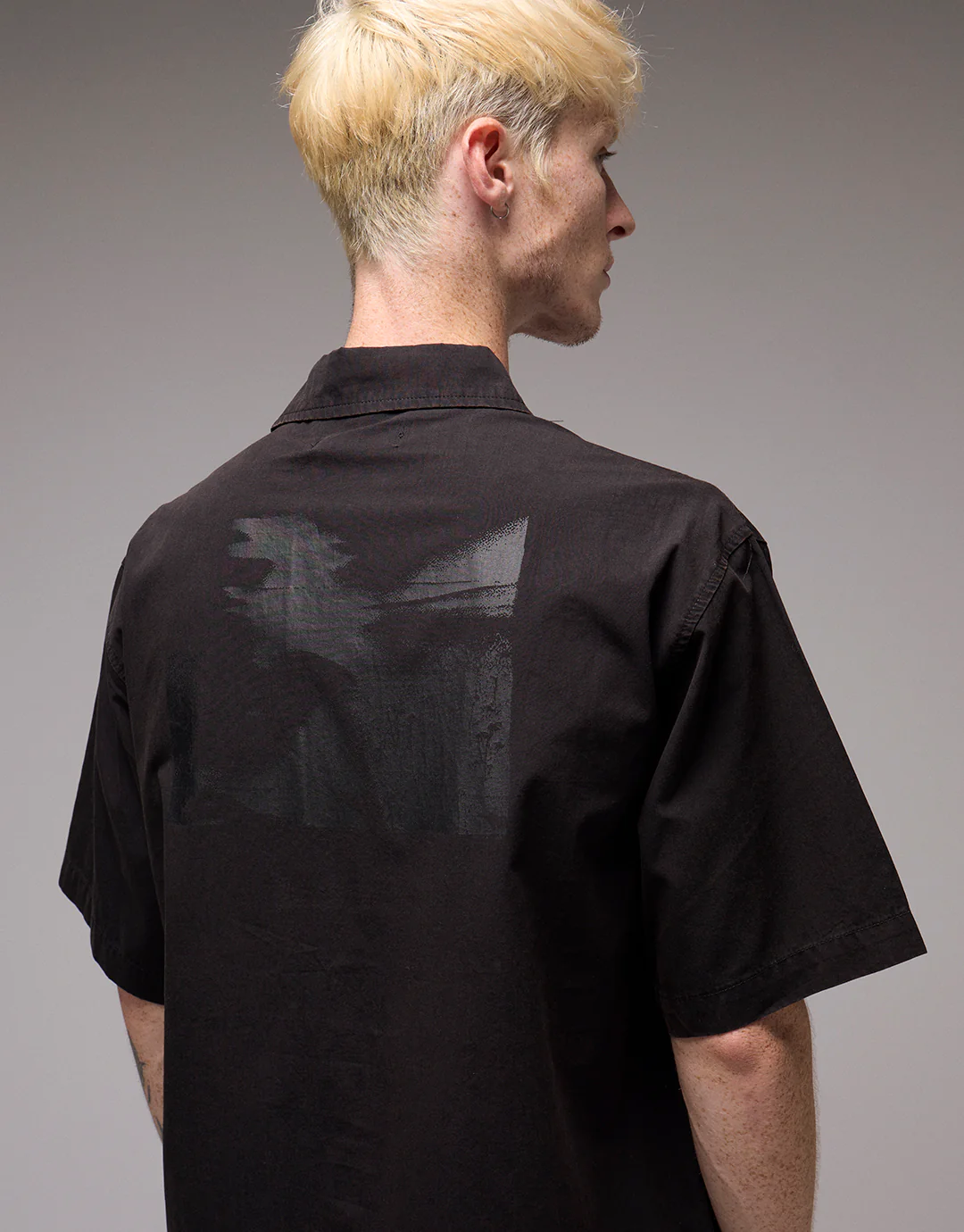 Vivian Shunning Short Sleeve Shirt - Washed Black - Image 4